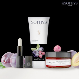 Produkty z Okysličujúcej sezónnej tvárovej kúry jeseň - zima obsahujú
vodný Extrakt zo slivky pre jej ochranné a výživné vlastnosti a Extrakt
z maliny pre jej tonizujúce a proti únavové vlastnosti. Obnovu pleti a jas
prinavráti ružový íl, ktorý je navyše bohatý na minerálne zložky, čistí
a detoxikuje pleť. Karitové maslo pleť dostatočne regeneruje a vyživuje.
Komplex multifunkčných antitoxínov zabezpečí lepšie okysličenie a pleť
lepšie dýcha. Koktail minerálov (Mg, Cu, Zn, Ca) pôsobí proti únave buniek,
revitalizuje a stimuluje ich obranyschopnosť.